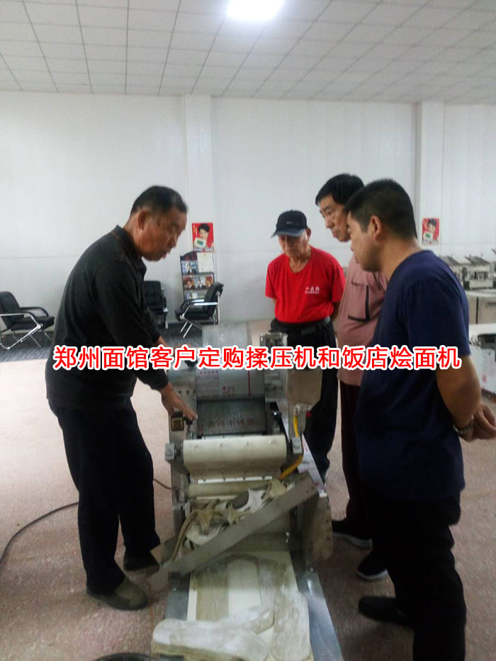 飯店?duì)Z面機(jī)正在出燴面機(jī)