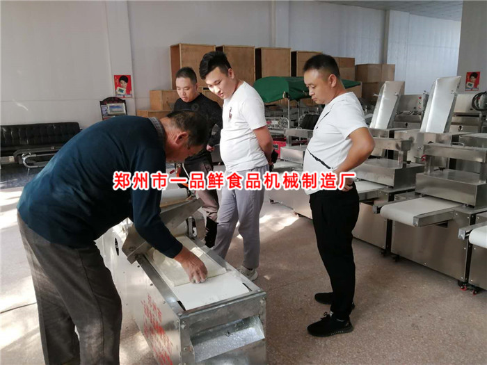 燴面機(jī)調(diào)試中